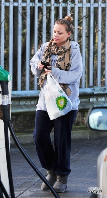 Kimberley_Walsh_at_petrol_station_25_02_14_281529.jpg