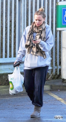Kimberley_Walsh_at_petrol_station_25_02_14_281729.jpg