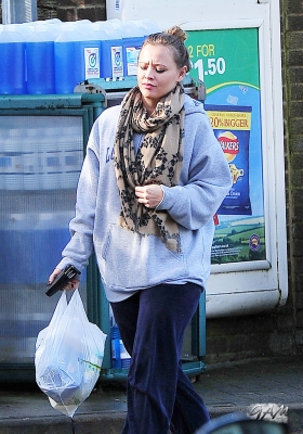 Kimberley_Walsh_at_petrol_station_25_02_14_282229.jpg
