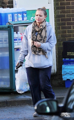 Kimberley_Walsh_at_petrol_station_25_02_14_282329.jpg