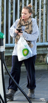 Kimberley_Walsh_at_petrol_station_25_02_14_28829.jpg