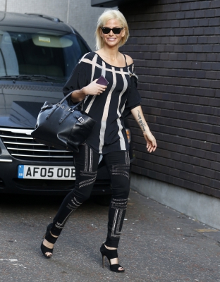 Sarah_Harding_leaving_the_ITV_studios_26_02_14_283729.jpg