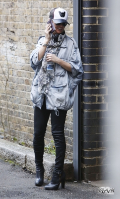 Sarah_Harding_taking_a_break_outside_a_studio_25_03_14_281129.jpg