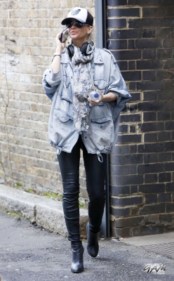 Sarah_Harding_taking_a_break_outside_a_studio_25_03_14_28229.jpg