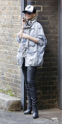 Sarah_Harding_taking_a_break_outside_a_studio_25_03_14_28529.jpg