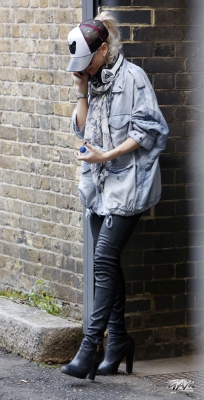 Sarah_Harding_taking_a_break_outside_a_studio_25_03_14_28629.jpg