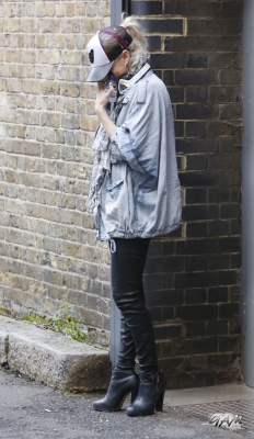 Sarah_Harding_taking_a_break_outside_a_studio_25_03_14_28829.jpg