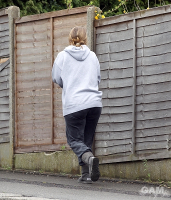 Kimberley_Walsh_seen_going_to_a_friends_house_07_04_14_28129.jpg