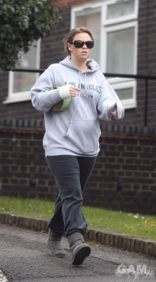 Kimberley_Walsh_seen_going_to_a_friends_house_07_04_14_281429.jpg