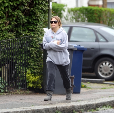 Kimberley_Walsh_seen_going_to_a_friends_house_07_04_14_28229.jpg