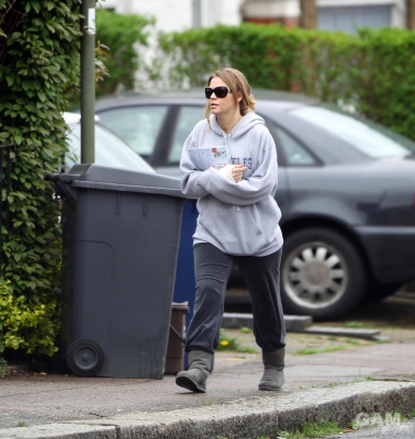 Kimberley_Walsh_seen_going_to_a_friends_house_07_04_14_28429.jpg