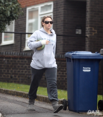 Kimberley_Walsh_seen_going_to_a_friends_house_07_04_14_28929.jpg