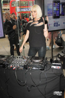 Sarah_Harding_hosts_silent_disco_at_Carphone_Warehouse2C_London_01_05_14_281029.jpg
