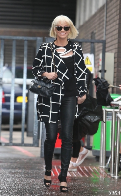 Sarah_Harding_leaving_Lorraine_01_05_14_281229.jpg