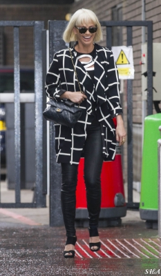 Sarah_Harding_leaving_Lorraine_01_05_14_28629.jpg