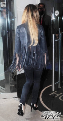 Arriving_at_Kiss_FM_Studios_in_London_30_05_14_289229.jpg