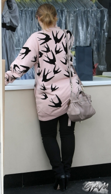 Kimberley_Walsh_out_in_London_25_05_14_281029.jpg
