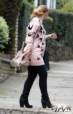 Kimberley_Walsh_out_in_London_25_05_14_28329.jpg