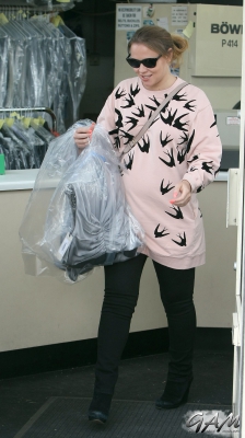 Kimberley_Walsh_out_in_London_25_05_14_28629.jpg
