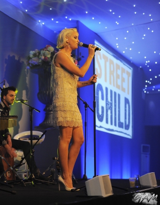 Sarah_Harding_attends_the_Street_Child_summer_time_ball__-_Performance_07_06_14_2820429.jpg