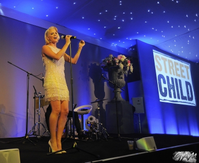 Sarah_Harding_attends_the_Street_Child_summer_time_ball__-_Performance_07_06_14_2820529.jpg