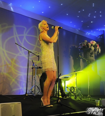 Sarah_Harding_attends_the_Street_Child_summer_time_ball__-_Performance_07_06_14_2820629.jpg