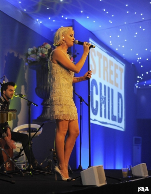 Sarah_Harding_attends_the_Street_Child_summer_time_ball__-_Performance_07_06_14_287229.jpg
