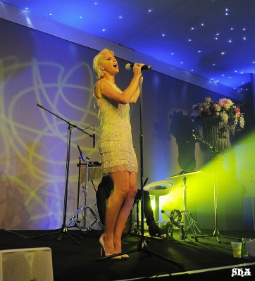 Sarah_Harding_attends_the_Street_Child_summer_time_ball__-_Performance_07_06_14_287829.jpg
