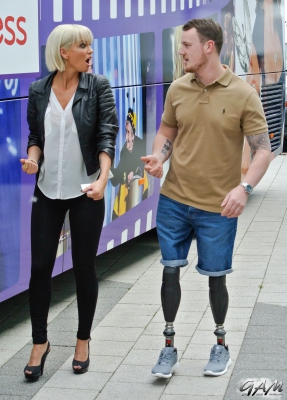 Sarah_Harding_visits_the_Queen_Elizabeth_Hospital_in_Birmingham_11_06_14_281029.jpg