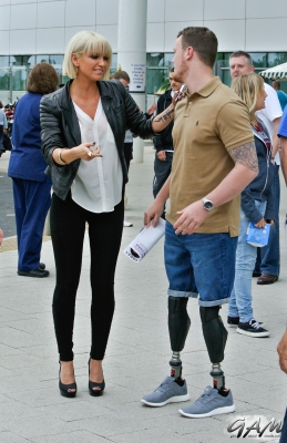 Sarah_Harding_visits_the_Queen_Elizabeth_Hospital_in_Birmingham_11_06_14_28229.jpg