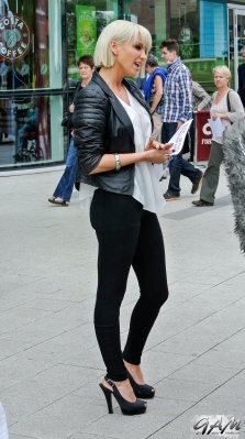 Sarah_Harding_visits_the_Queen_Elizabeth_Hospital_in_Birmingham_11_06_14_284029.jpg