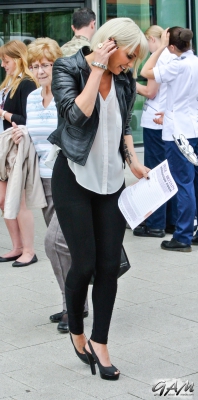 Sarah_Harding_visits_the_Queen_Elizabeth_Hospital_in_Birmingham_11_06_14_284629.jpg