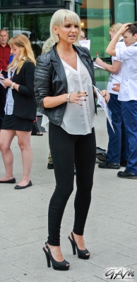 Sarah_Harding_visits_the_Queen_Elizabeth_Hospital_in_Birmingham_11_06_14_284829.jpg