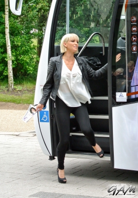 Sarah_Harding_visits_the_Queen_Elizabeth_Hospital_in_Birmingham_11_06_14_285729.jpg