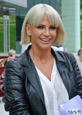 Sarah_Harding_visits_the_Queen_Elizabeth_Hospital_in_Birmingham_11_06_14_285929.jpg