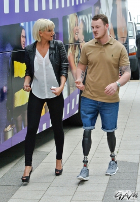 Sarah_Harding_visits_the_Queen_Elizabeth_Hospital_in_Birmingham_11_06_14_28629.jpg