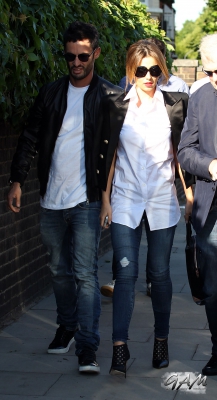Arriving_at_the_Modest_Management_Summer_Party_18_06_14_28629.jpg