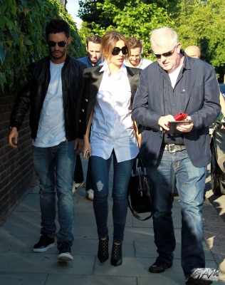 Arriving_at_the_Modest_Management_Summer_Party_18_06_14_28929.jpg