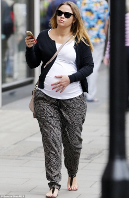 Kimberley_Walsh_out_in_London_08_09_14_281829.jpg