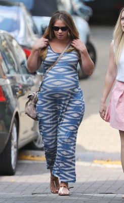 Kimberley_Walsh_seen_out_in_North_London_04_08_14_281629.jpg