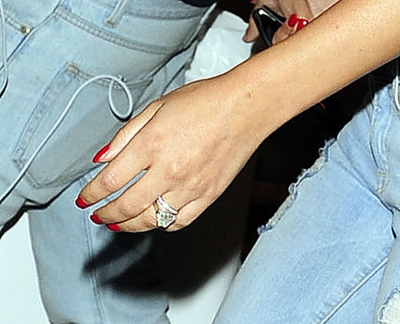 Cheryl_and_JB_at_Heathrow_Airport_03_09_14_283129.jpg