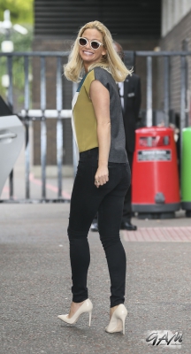 Sarah_Harding_leaving_the_ITV_Studios_04_09_14_284329.jpg