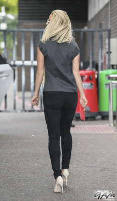 Sarah_Harding_leaving_the_ITV_Studios_04_09_14_286729.jpg