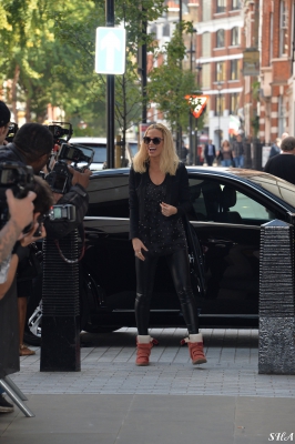 Sarah_Harding_arriving_at_Radio_1_09_09_14_2810929.jpg