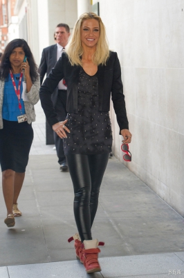Sarah_Harding_arriving_at_Radio_1_09_09_14_282429.jpg