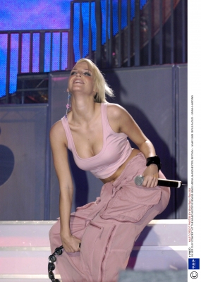 Girls_Aloud_performing_at_Silver_Clef_Concert_Manchester_140503_10.jpg