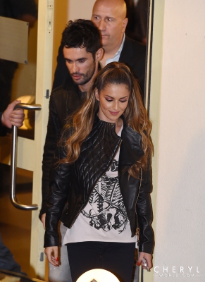 Cheryl_and_JB_leaving_Fountain_Studios_19_10_14_282229.jpg