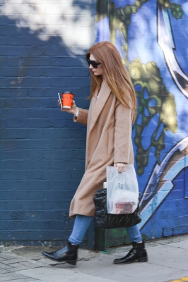 Nicola_Roberts_-_arriving_at_a_recording_studio_in_West_London_28_10_14_28429.jpg
