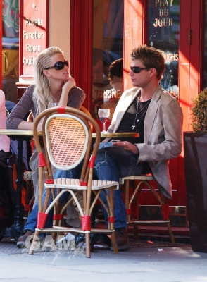 Sarah_and_Mikey_chill_out_in_Hampstead2C_London_31_05_05_28329.jpg
