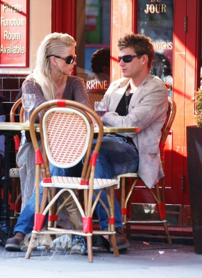 Sarah_and_Mikey_chill_out_in_Hampstead2C_London_31_05_05_28429.jpg